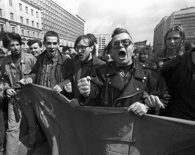 В 1994 году вместе с Эдуардом Лимоновым (на фото справа), Александром Баркашовым, Виктором Анпиловым, Александром Дугиным, Александром Прохановым создал связанное с Национал-большевистской партией движение и сам стал членом НБП (партия признана судом экстремистской и запрещена на территории России). Впрочем, союз с национал-большевиками позже распался, что еще раз подтвердило одну из летовских максим: «Я всегда буду против»