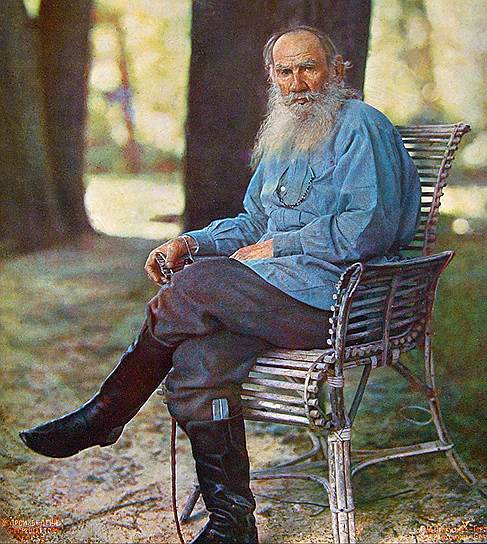 Лев Толстой умер 20 ноября 1910 года на станции Астапово в доме начальника станции, куда попал уехав из дома после ссоры с женой.  Во время поездки Толстой заболел воспалением легких, сошел на ближайшей крупной станции (Астапово). Его похороны стали первыми публичными похоронами в России, которые прошли не по православному обряду (без священников и молитв, без свечей и икон)