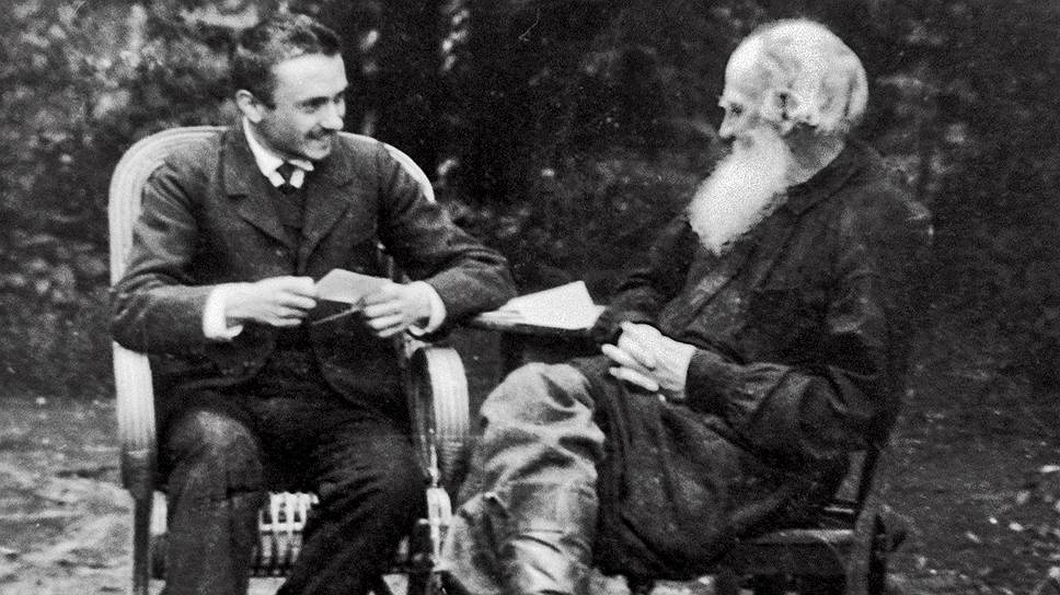 Лев Толстой был первым русским писателем, который стал учить своих современников на собственном примере. До него ни один литератор в такой степени не делал личную жизнь достоянием общественности. В присутствии корреспондентов Толстой косит, пашет, обличает государство и церковь, кается в дворянском происхождении, выступает против смертной казни. В газетах тех лет было напечатано огромное число отчетов о посещении Толстым школ, психиатрических лечебниц и художественных выставок. Для писателя подобная деятельность была способом популяризации его учения
&lt;br>На фото: Лев Толстой и секретарь Толстого Валентин Булгаков