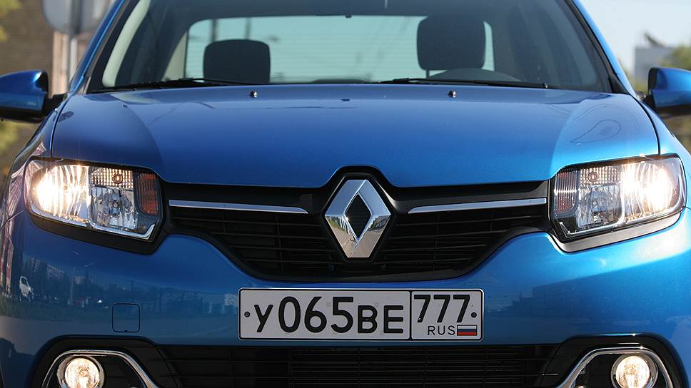 Эмблема Renault на решетке радиатора стала больше, более хищным стал разрез фар