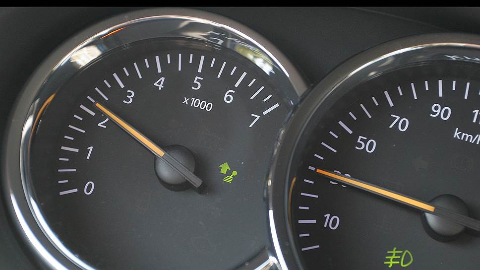 Специальный значок загорается на тахометре, когда водителю пора переключать передачу