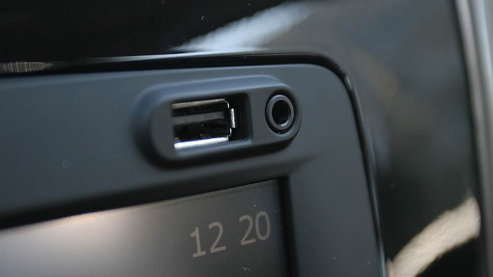 Разъем USB позволяет слушать музыку с флэшек: опция стандартная, но встречается не на всех машинах