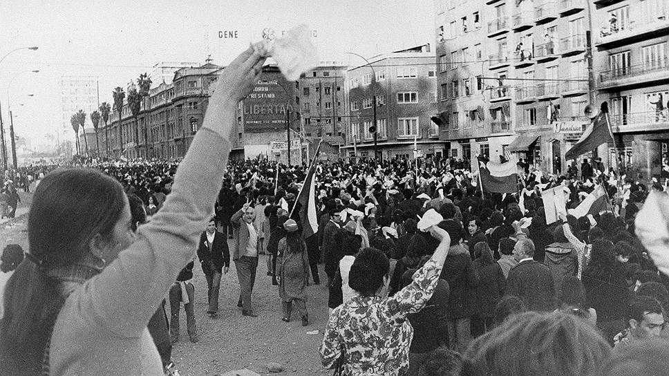 Экономическая политика Cальвадора Альенде (на фото в центре) вызывала массовые недовольства. После национализации медных рудников и других природные ресурсов против Альенде готовы были выступать не только предприниматели, но и парламент. В то же время на мировом рынке упали цены на медь, что привело к девальвации доллара, от курса которого зависела экспортная экономика Чили. В ноябре 1972 года Чили объявила дефолт
