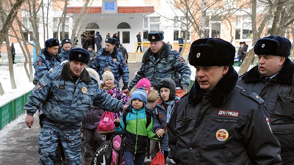 8 сентября. В Бутырском райсуде в закрытом режиме началось рассмотрение громкого дела о кровавой бойне в московской школе №263, устроенной 15-летним учеником 10 «Б» класса Сергеем Гордеевым. Учитывая, что в апреле стрелка признали недееспособным, прокурор вместо обвинительного заключения огласил в суде постановление о применении к обвиняемому принудительных мер медицинского характера с изложением совершенных им деяний. Выслушав прокурора, подсудимый заявил о «частичном признании вины»