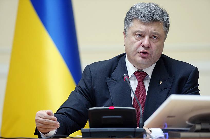 10 сентября. Президент Украины Петр Порошенко заявил, выступая на расширенном заседании правительства, что закон о децентрализации Украины будет внесен в Верховную раду на следующей неделе. При этом федерализация Украины не предусмотрена. «Мы остаемся соборным и унитарным государством,— пояснил президент.— Ни про какую федерализацию или отчуждение в протоколе речь не идет. Создание ДНР и ЛНР в документе (Минском соглашении.— “Ъ”) не предусматривается вообще. Предусматривается статус этих регионов в составе Украины»