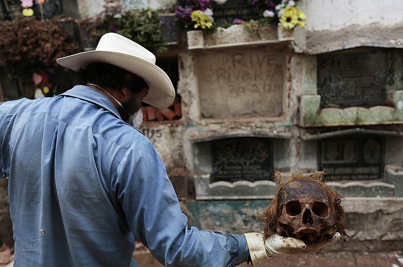 Одна из самых распространенных профессий в Гватемале — чистильщик могил