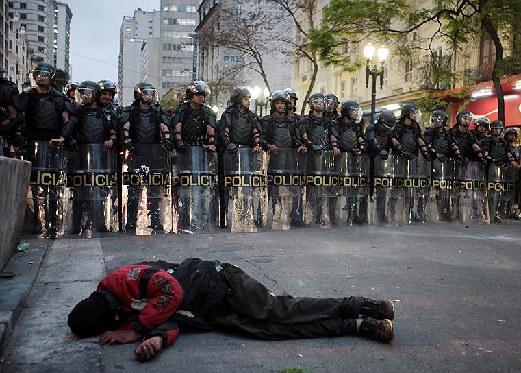 Полиция во время акции протеста бездомных против их выселения из заброшенного здания отеля в центре Сан-Паулу, Бразилия