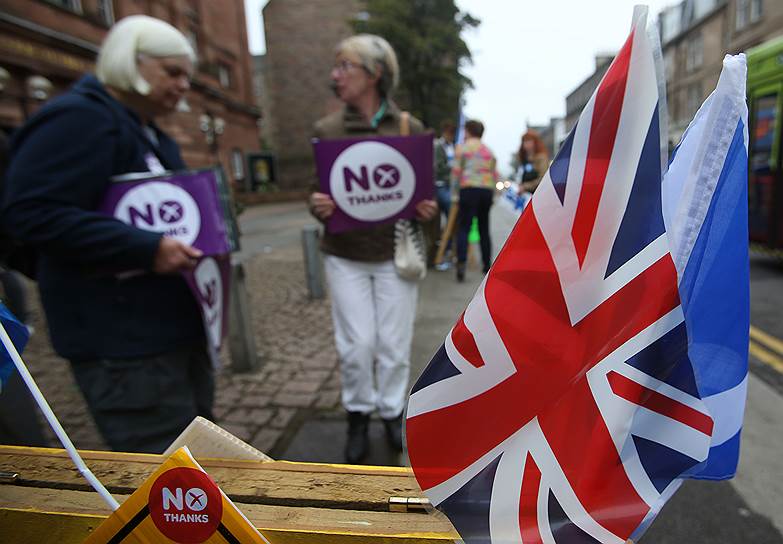 Премьер-министр Великобритании Дэвид Кэмерон призвал шотландцев «не разделять страну» и даже вывесил шотландский флаг на своей резиденции. Кэмерон заявил о том, что страна может прекратить свое существование как единое государство, если на референдуме жители Шотландии проголосуют за независимость
