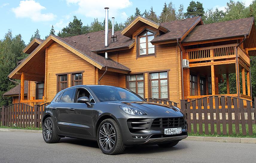 Porsche Macan идеально впишется в антураж пригородных таунхаусов с качественными подъездными дорожками