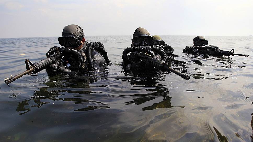 Филиппинские морпехи в ходе тренировки, Кавите