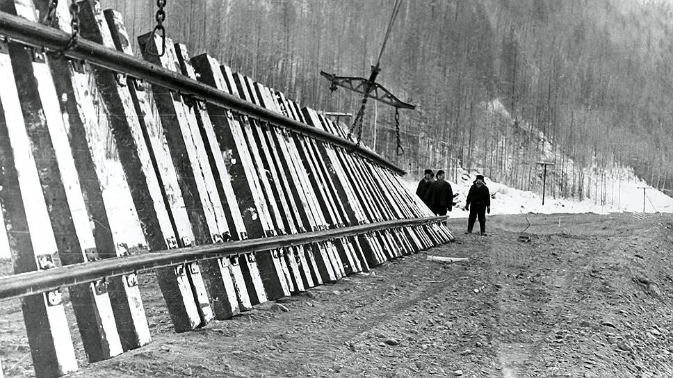 Разразившаяся в 1941 году Великая Отечественная война спутала все планы строительства магистрали. За два месяца до начала войны с Германией, в апреле СССР и Япония заключили пакт о ненападении. Японская военная промышленность стала готовиться к морской войне с США, и вероятность крупномасштабной войны на Дальнем Востоке, а с ней и стратегическая необходимость строительства БАМа, существенно снизилась