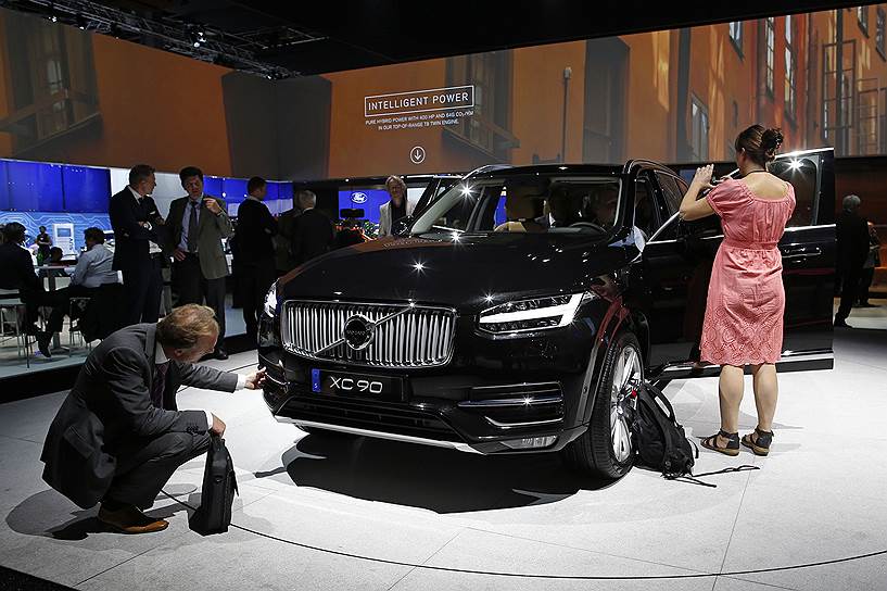 В Париже Volvo показала новый внедорожник XC90. Старая модель считалась бестселлеро: она получила сотни разных наград, продержавшись на конвейере 12 лет. Всего было выпущено более 630 тыс. этих машин. Новая модель — первая самостоятельная разработка Volvo после покупки компании у Ford китайской Geely Holding. Именно на новый XC90 нее ушла большая часть из $11 млрд, которые новый владелец выделил Volvo на инновации. 90% всех компонентов автомобиля - абсолютно новые, в связи с чем внедорожник серьезно отличается от предшественника, особенно если речь идет об интерьере. В России стоимость базовой дизельной версии XC90 (на фото) составляется 2,8 млн. руб, топовой гидридной — 4 млн. руб. Поставки в РФ начнутся в 2015 году.
