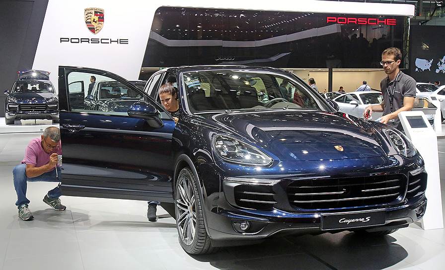 Обновился и Porsche Cayenne. Несмотря на рестайлинг, внешне отличить его от предшественника непросто: появилась новая оптика, бампера и решетки радиатора.
Внедорожник в версии S (на фото) теперь оснащается новым 3,6-литровым V6 мощностью 420 л.с., который пришел на смену атмосферному V8 (400 л.с.). Мощность 4,8-литрового мотора (им оснащается Cayenne Turbo), увеличилась с 500 до 520 л.с. Абсолютно новая модификация S E-Hybrid оснащается 95-сильным электромотором и турбированным V6. До 100 км\ч она разгоняется за 5,9 сек, расходуя при этом 3,4 л топлива на 100 км пути. 11 октября Cayenne появится в российских салонах, цены стартуют от 3,5 млн. руб.