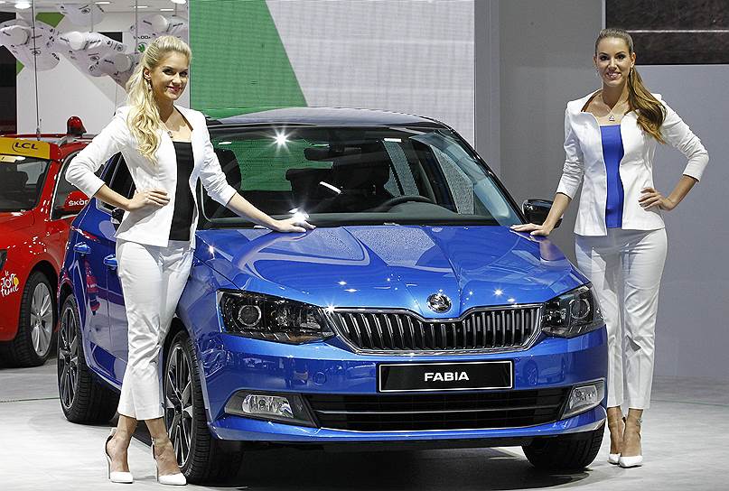 Skoda представила новое поколение модели Fabia (на фото). Вес машины снижен на 65 кг по сравнению с предыдущим поколением модели, теперь он составляет 980 кг. В высоту Fabia прибавила 30 мм, в ширину – 90 мм. Моторная гамма теперь состоит из новых трех- и четырехцилиндровых двигателей. Бензиновые — объемом 1 литр (60 л.с.) и 1,2 литра (110 л.с.). Дизельный агрегат объемом 1,4 литра развивает от 75 до 105 л.с, в зависимости от модификации. В 2015 будет доступна версия с системами «старт-стоп» и рекуперации энергии. Европейские продажи стартуют в начале следующего года
