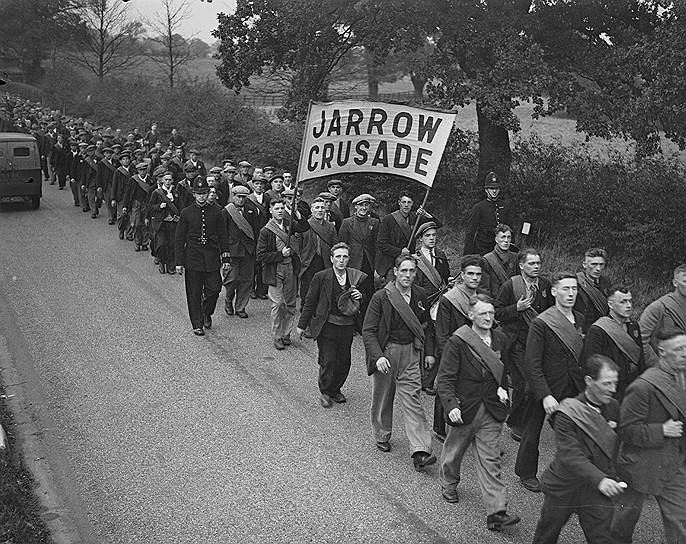 1936 год. 200 жителей города Джарроу отправились пешком в Лондон, чтобы привлечь внимание властей к проблеме безработицы. Шествие длилось почти месяц, но во встрече с премьер-министром Великобритании протестующим было отказано