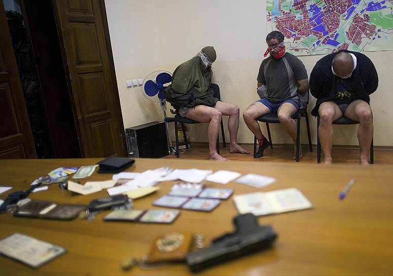 27 апреля 2014 года. Ополченцы захватили здание городского совета Константиновки Донецкой области и троих офицеров спецназа Службы безопасности Украины (СБУ)