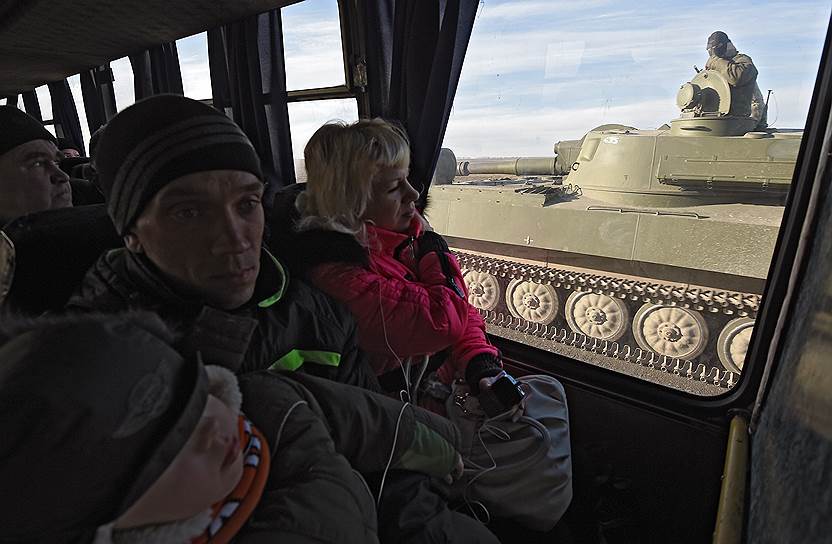 25 февраля 2015 года. Отвод колонны тяжелой военной техники ДНР. Отвод колонны САУ «Гвоздика» от поселка Обильное
