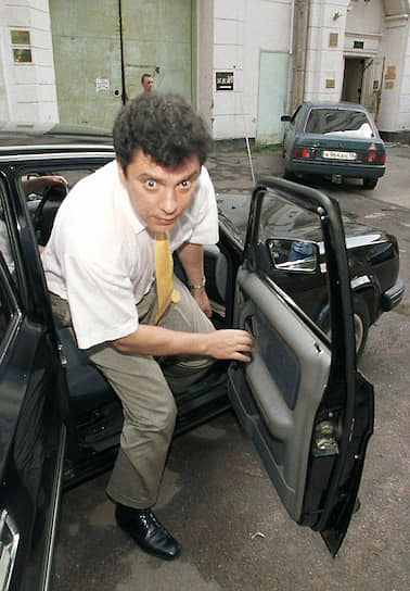 Свою деятельность в правительстве Борис Немцов начал с попытки пересадить чиновников с иномарок на «Волги». А во время губернаторства он предложил принять на федеральном уровне закон «О государственном контроле за соответствием крупных расходов на потребление фактически получаемым физическими лицами доходам»