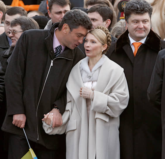 В 2004 году Борис Немцов поддерживал «оранжевую революцию» на Майдане, а на инаугурации Виктора Ющенко в президенты стоял плечом к плечу с Юлией Тимошенко (на фото)