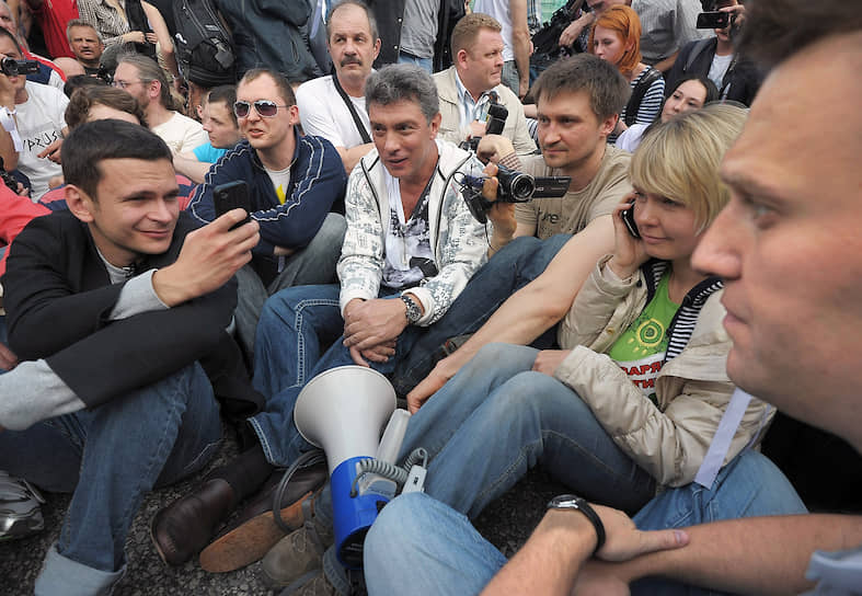 Летом 2014 года Борис Немцов выступил в качестве свидетеля по уголовному делу о массовых беспорядках на митинге на Болотной площади 6 мая 2012 года (на фото). На суде он заявил, что в столкновениях между участниками митинга и полицейскими были виноваты последние: правоохранители без предупреждения сузили проход для участников митинга с Малого Каменного моста, спровоцировав давку