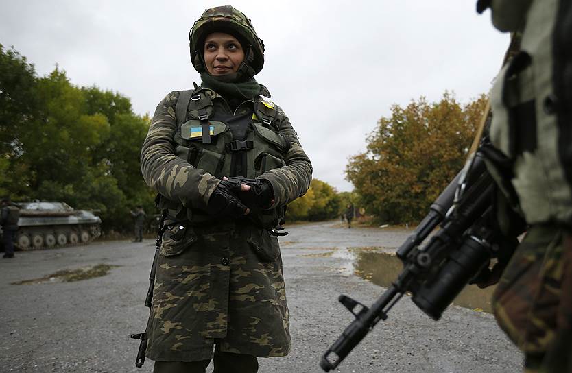 Но все девушки-военнослужащие рассказывают, что мужчины относятся здесь к ним как к равным
&lt;br>На фото Надя, 36 лет