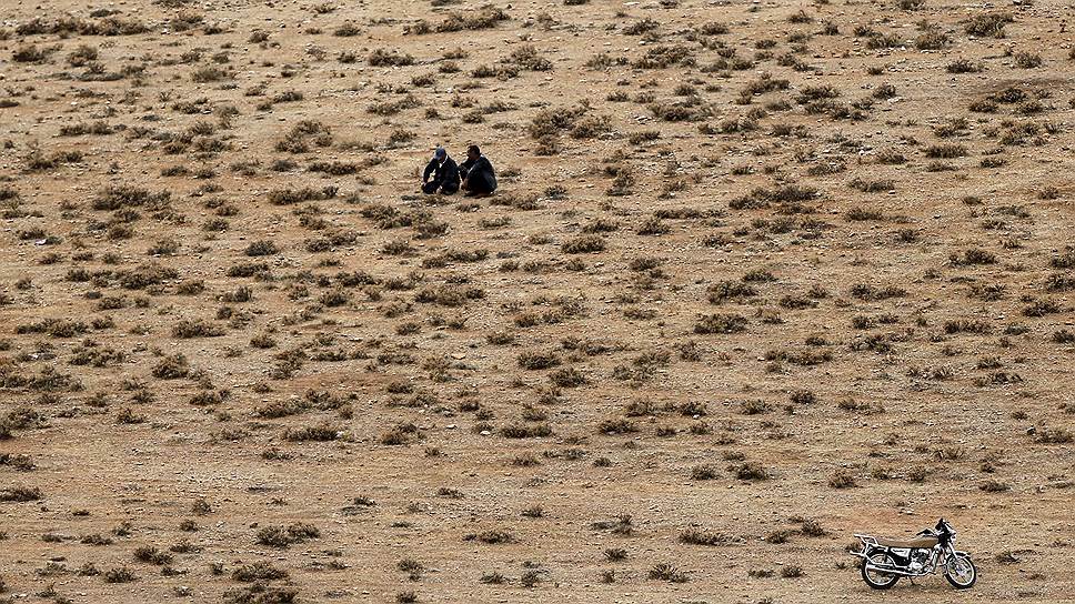 Турецкие курды наблюдают за пожарами в сирийском приграничном городе Кобани, занятом боевиками «Исламского государства»