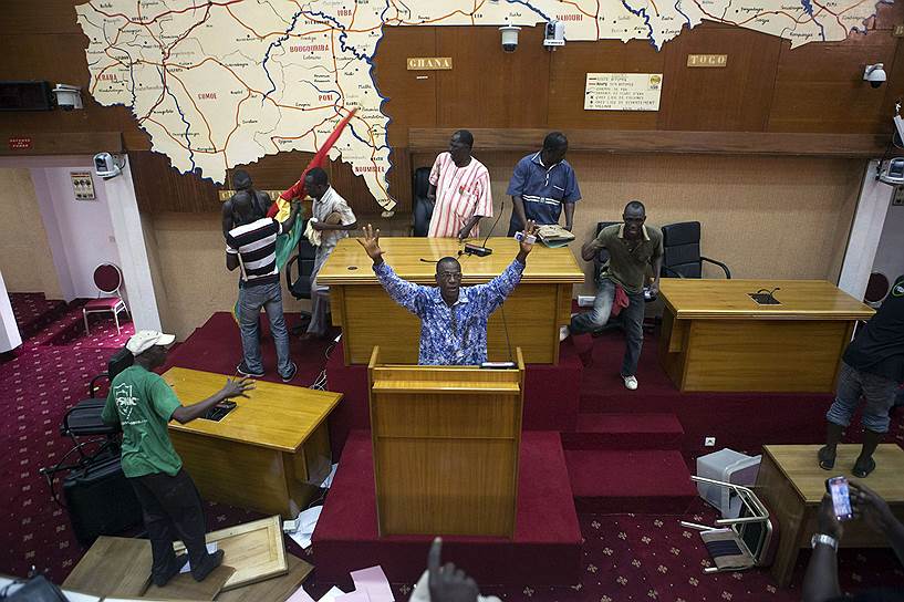 Ранее действующий президент Буркина-Фасо объявил о роспуске правительства 
