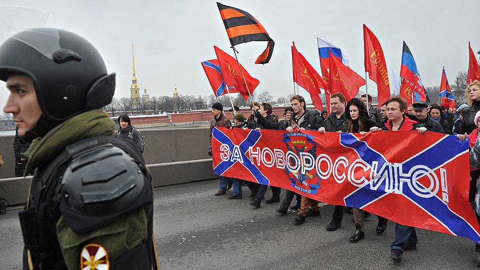 В Санкт-Петербурге «Марш за Новороссию» организованный партией «Родина» прошел от станции метро «Горьковская» на Марсово поле и закончился митингом