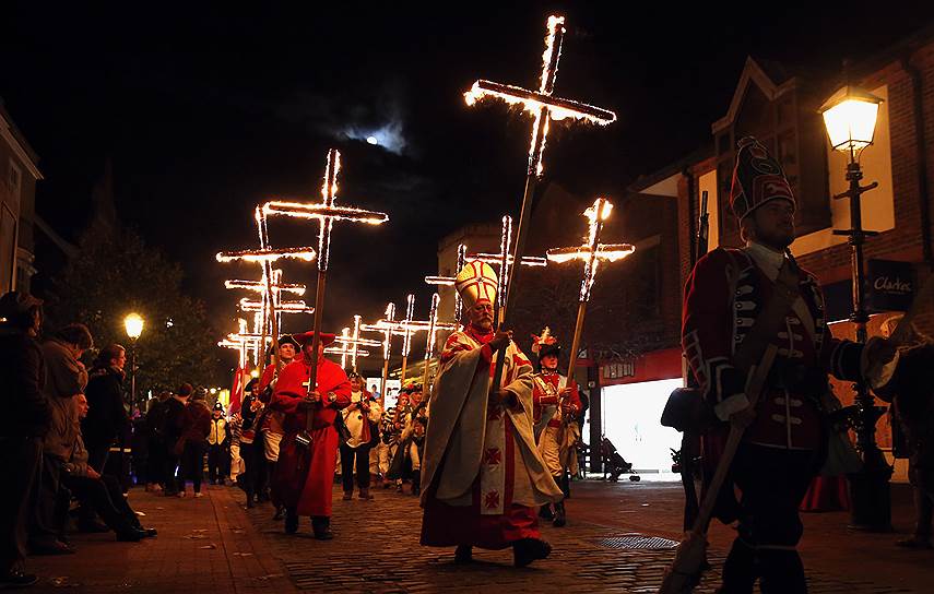В ночь на 5 ноября в Великобритании отмечается годовщина разоблачения Порохового заговора — попытки государственного переворота, совершенной английскими католиками в 1605 году