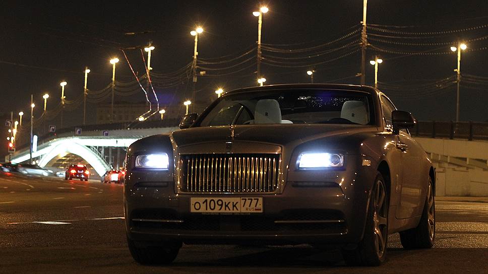 В темное время суток Rolls-Royce Wraih вполне соответствует названию: он и правда напоминает привидение