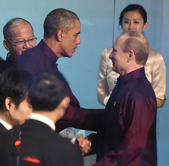 Встреча Владимира Путина и Барака Обамы произошла, когда президент России, опоздав на несколько минут на церемонию фотографирования, вошел в небольшую комнату, где стояли все лидеры