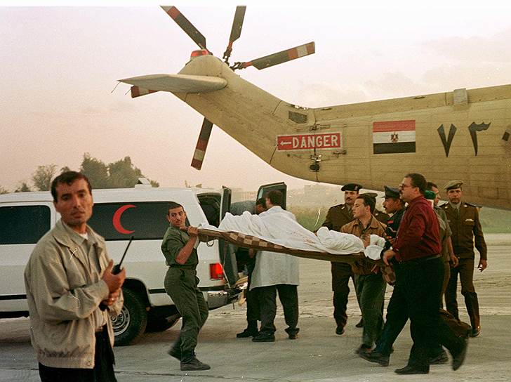 1997 год. Боевики египетской исламистской группировки «Аль-Гамаа аль-Ислами» убили 58 иностранных туристов и четырех египтян, осматривавших памятники Луксора. Шестеро террористов были одеты в форму сотрудников службы безопасности Египта и вооружены автоматами и мачете. В результате теракта были убиты 62 человека, 26 получили ранения. В числе погибших были граждане Швейцарии, Германии, Великобритании