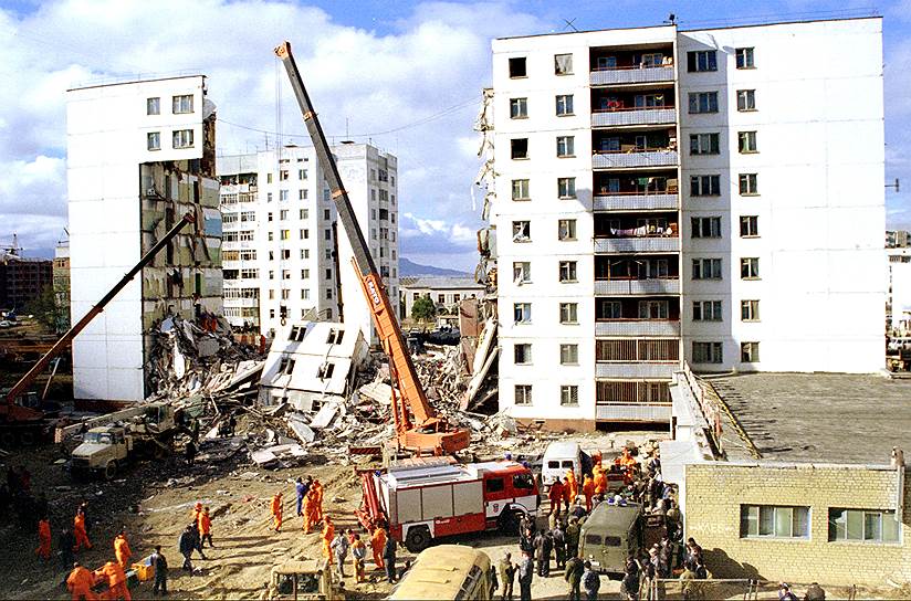 1996 год. В ночь на 16 ноября в Каспийске был взорван дом, в котором жили семьи российских пограничников из Каспийского особого погранотряда, отдельной авиационной эскадрильи и оперативно-войскового отдела «Махачкала» Кавказского особого пограничного округа. В зону разрушения попала 41 квартира, где проживали 95 человек. В результате теракта погибли 68 человек, в том числе 20 детей