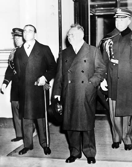 1933 год. Между СССР и США установлены дипломатические отношения. На церемонии присутствовали комиссар иностранных дел СССР Максим Литвинов (в центре) и президент США Франклин Рузвельт