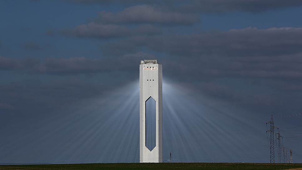 Санлукар-ла-Майор, Испания. Башня солнечной электростанции Abengoa, преобразующая в электричество лучи солнца, отраженные зеркалами «солнечного парка»