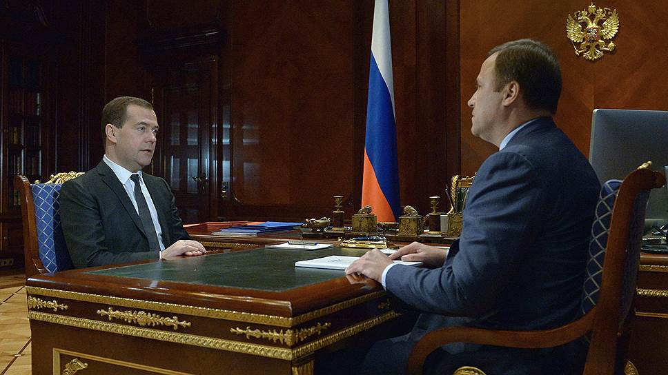 Председатель правительства РФ Дмитрий Медведев (слева) проводит встречу с генеральным директором Объединенной ракетно-космической корпорации (ОРКК) Игорем Комаровым