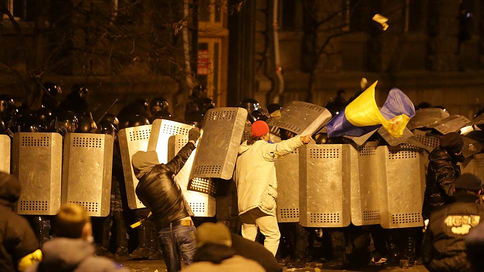 1 декабря. Группа молодых людей пыталась штурмовать здание администрации президента Украины. Для этого в центр пригнали бульдозер
