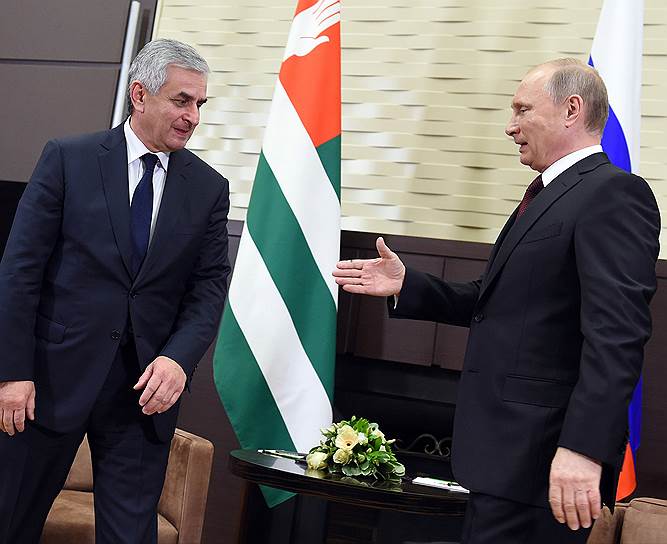 Президент Республики Абхазия Рауль Хаджимба (слева) и президент России Владимир Путин 