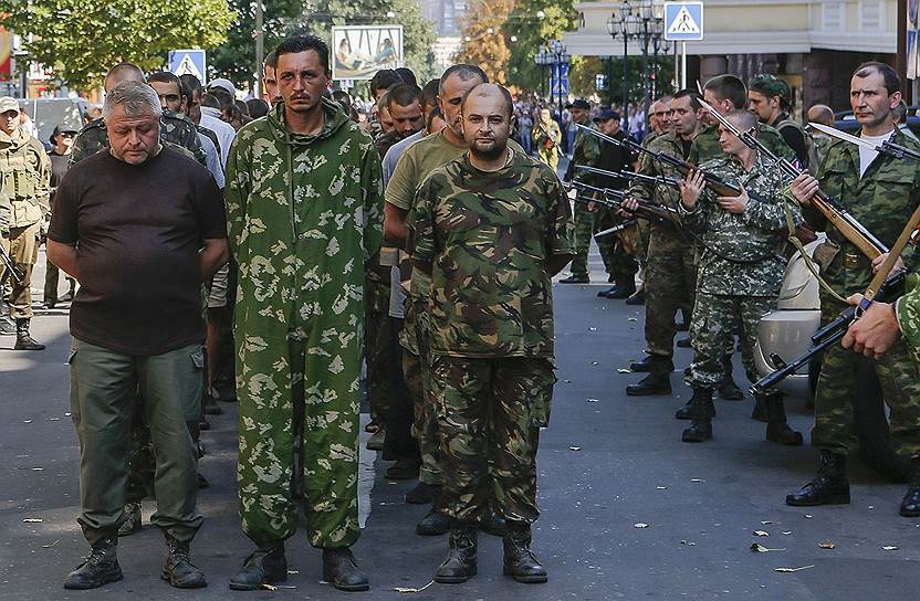 Вооруженные ополценцы и украинские военнопленные в Донецке в августе 2014 года
&lt;br>Михаил Шеметов: «Это было ужасно. Колонна измученных и одетых как попало мужчин шла по улице, окруженная ополченцами. Местные жители выкрикивали проклятия и кидали в военнопленных яйцами. За колонной шли дворники, которые мыли дорогу после прохода по ней военнопленных. Все это выглядело как имитация военного парада в Москве в 1945 году. Я думаю, таким образом были показаны все негативные эмоции, сопутствующие конфликту на Украине: слабость, разочарование, позор, страх с одной стороны и гнев, агрессия и жажда мести с другой. Все это, по-моему, можно было бы описать цитатой: &quot;История повторяется дважды: один раз в виде трагедии, другой раз в виде фарса&quot;»  