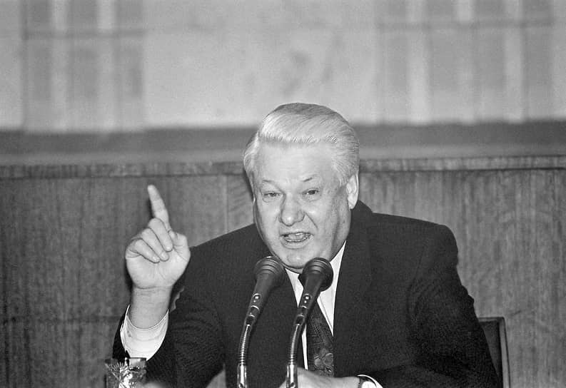 1993 год. Президент РФ Борис Ельцин подписал указ N 2050 «О государственном гербе Российской Федерации». Двуглавый орел вернулся на герб страны после 75-летнего перерыва 