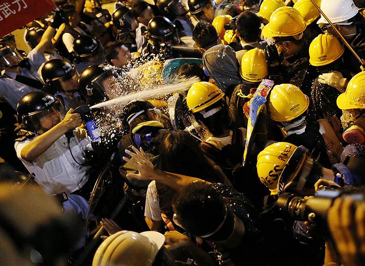 Гонконг, Китай. Столкновения полиции и протестующих в центре города