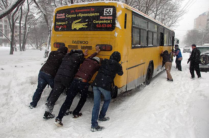 Хабаровск, Россия. Последствия сильного снегопада в городе