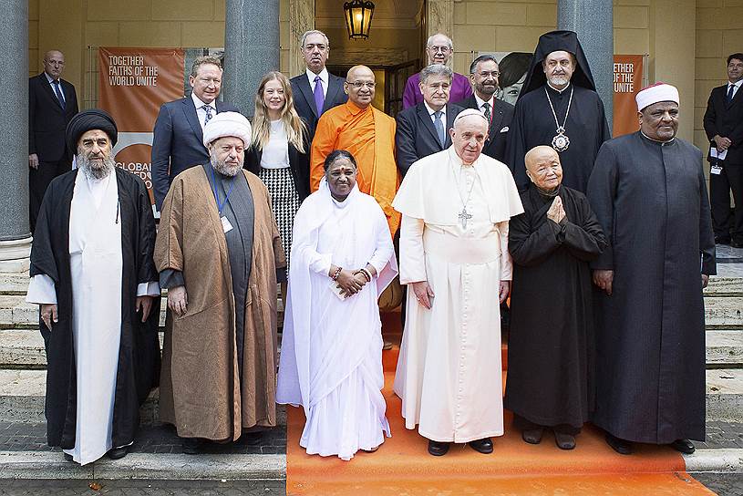 Ватикан. Папа Франциск III позирует с религиозными лидерами на встрече в Папской академии наук