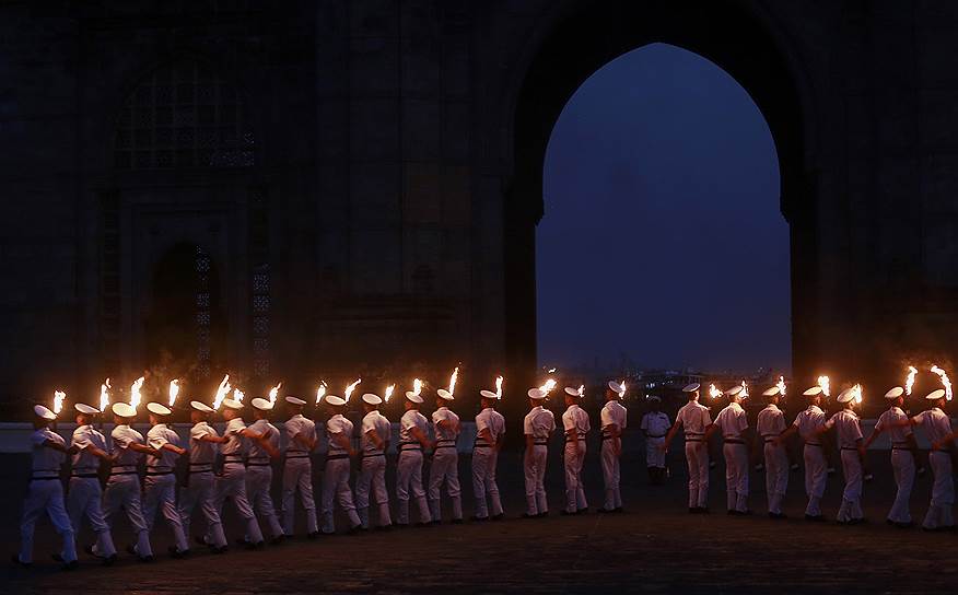 Мумбаи, Индия. Индийские моряки несут факелы во время празднования для военно-морского флота
