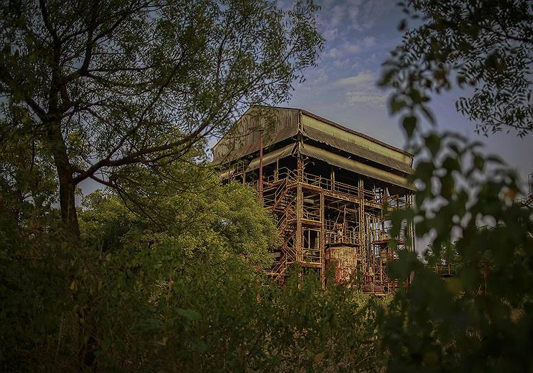 Американская компания Union Carbide Corporation (UCC), специализирующаяся на производстве сельскохозяйственных удобрений, открыла свой завод в Индии в 1970 году, когда местные власти стали проводить  политику по привлечению иностранных инвестиций в местную промышленность. К 1984 году ситуация на рынке была такова, что завод, не принесший достаточной прибыли, должны были продать, но покупателя так и не нашли. По этой причине работа на заводе продолжалась на оборудовании, не соответствующем требованиям норм безопасности 
