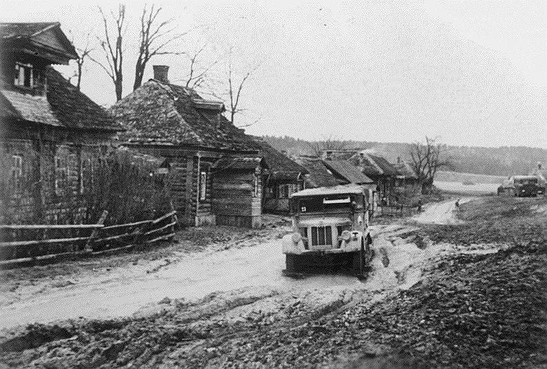 Наступление основной группы немецких войск началось 2 октября. Им сразу же удалось прорвать оборону и захватить Спас-Деменск, Киров, Юхнов и 4 октября выйти в район Вязьмы. Советские войска сдерживали наступление до 12 октября. За эти несколько дней более 688 тыс. советских солдат и офицеров попали в плен 