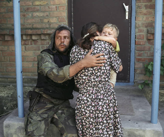 1995 год. Российский танкист успокаивает женщину с ребенком, освобожденную из захваченной террористами Шамиля Басаева больницы в Буденновске