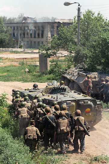 Военные готовятся к штурму больницы в Буденновске, захваченной террористами Шамиля Басаева