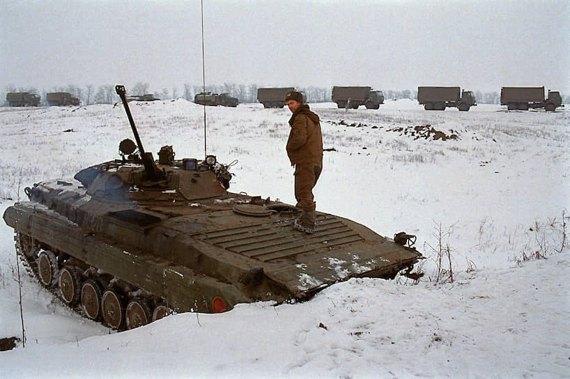 Военнослужащий в пригороде Грозного во время боев в городе