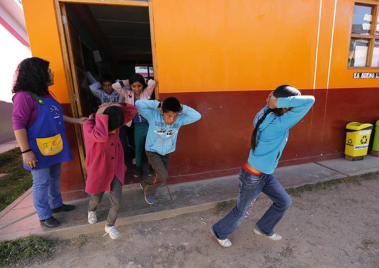 Анкаш, Перу. Эвакуация детей из-за угрозы землетрясения